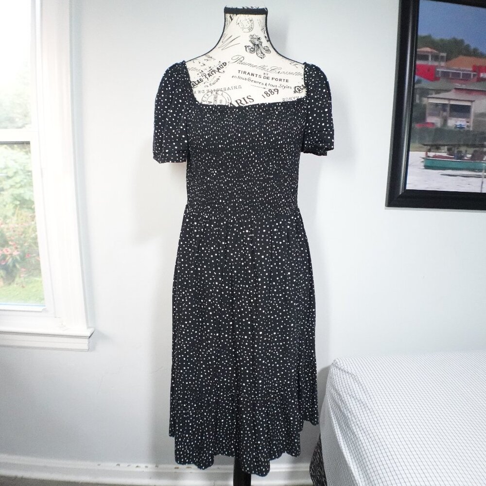 GAP Polka dots dress in black short sleeve knee length size M Used few times
